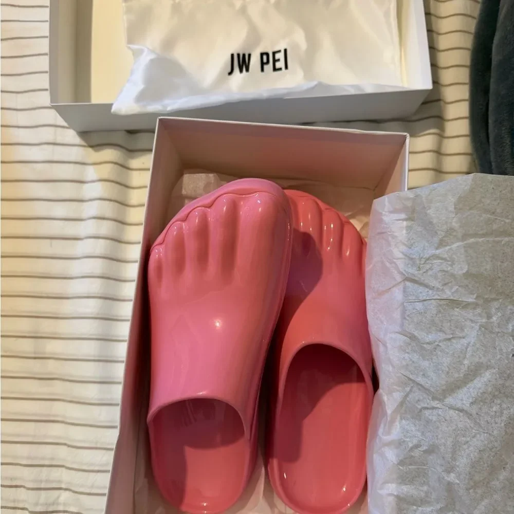 JW PEI Pink Foot-Design Bath Slippers never used - Picture 1 of 4